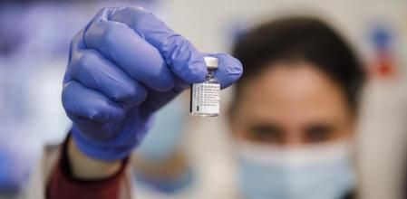 Ha llegado la autorización de la primera vacuna del Covid-19 en la Unión Europea. La Agencia Europea del Medicamento (EMA) ha dado su visto bueno para comercializar la vacuna desarrollada por las farmacéuticas Pfizer/BioNTech, de las cuales la Unión Europea tiene compradas 300 millones de dosis que van a empezar a distribuirse el 27 de diciembre. A partir de ahora solo queda un paso, la autorización que debe dar la Comisión Europa y que podría llegar hoy mismo. Se esperaba para dentro de dos días, pero la presidenta de la Comisión Europa ha indicado que “ahora, nosotros actuaremos rápidamente. Espero una decisión de la Comisión Europa esta tarde”, ha escrito Von der Leyen, en Twitter.