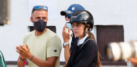 Sira Martínez, junto a su padre, Luis Enrique.