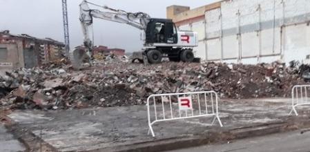 Derribo de la nave incendiada en el barrio del Gorg de Badalona (Ajuntament de Badalona)