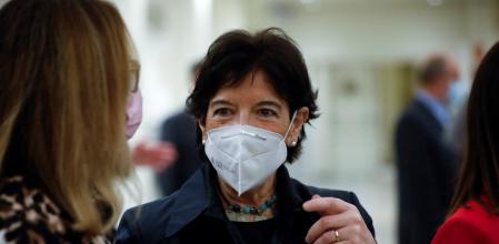 La ministra de Educación, Isabel Celaá, en el pleno del Senado en el que se vota la aprobación de los presupuestos generales del próximo año