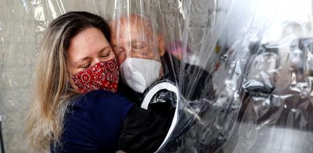 Las residencias han tenido que adaptarse para que los mayores vean a sus familiares de forma segura