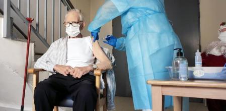 Batiste, de 81 años, primer vacunado en la Comunidad Valenciana