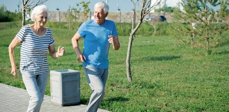 Los hombres están recortando la distancia que les separa de la esperanza de vida de las mujeres