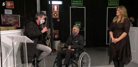 Kiko Hernández hace saltar las alarmas en 'Sálvame' al llegar en silla de ruedas