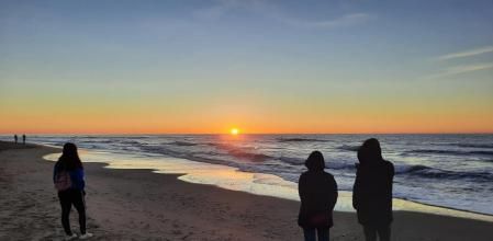 Expectación en Gavà ante el último amanecer de 2020.