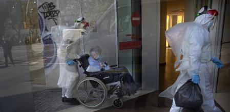 BARCELONA-PACIENTE CON COVID-19 DE un GERIATRICO DE LA BARCELONETA ES TRASLADADO A UN CENTRO ESPECIALMENTE HABILITADO EN PARALELO - FOTO ANA JIMENEZ