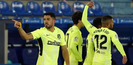 Luis Suárez celebra el gol en Mendizorroza