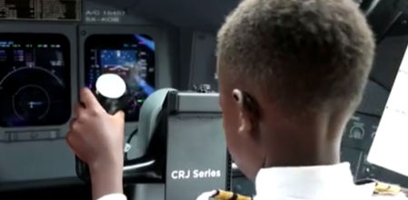 A los 7 años ya maneja con soltura los mandos del avión