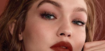 Bella Hadid en un anuncio promocional para la casa Maybelline New York