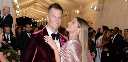 La modelo Gisele Bündchen, junto a su marigo Tom Brady, con una melena a lo Rapunzel en la gala Met