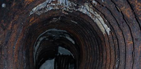 El hombre echó mano de sus habilidades y construyó un túnel para poder encontrarse con su amante.
