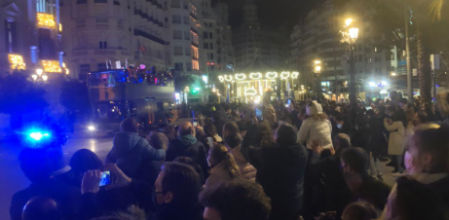 Gente apretada siguiendo la cabalgata de valencia