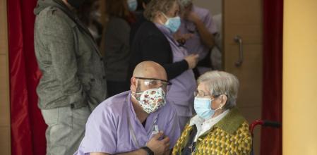 Vacuna Pfizer suministrada en la residencia El Mirador de Mataró