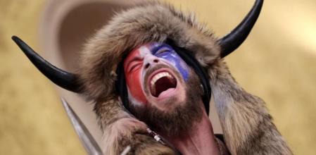 Q-Shaman, el fanático de Trump que lideró el asalto al Capitolio disfrazado de bisonte