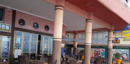 La terraza de un bar de Benidorm (Alicante), vacía tras las restricciones de este mes de enero