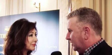 Ana Rosa charlando con Paco Blanco en un vídeo antiguo.