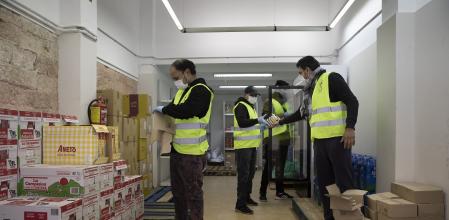 BARCELONA- CENTRO DE CULTURA INDIA DE BARCELONA QUE  SE HA CONVERTIDO EN CENTRO DE REPARTO DE ALIMENTOS-EN LA FOTO MARTA MARZAL PRESIDENTA DEL INDIAN CULTUR CENTER Y ROBERT MASIH NAHAR-PRESIDENTE DE LA FUNDACION INDALU- FOTO ANA JIMENEZ