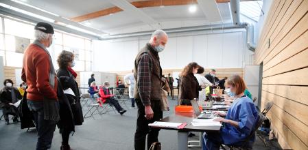 Los trabajadores de la salud se registran para recibir la vacuna Pfizer-BioNTech COVID-19 en un centro de vacunación contra la enfermedad por coronavirus dentro de un gimnasio en Taverny, cerca de París, Francia, el 9 de enero de 2021. REUTERS / Benoit Tessier