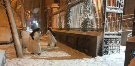 Monjas jugando con la nieve
