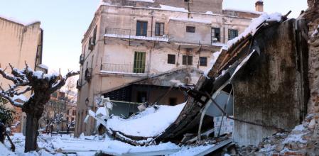 Aspecto del edificio que albergaba la bodega Vall Llach tras hundirse el tejado por la nieve