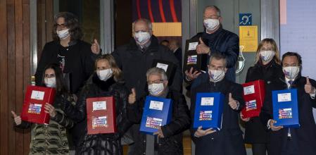 Emili Rousaud entregando sus firmas