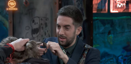David Broncano corta un mechón de pelo a Sergio Vallín, guitarrista de Maná, en 'La Resistencia'