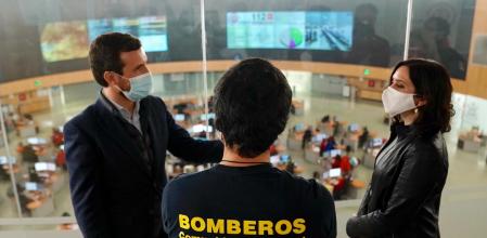 El presidente del PP, Pablo Casado, visitó la sede del servicio de emergencias, 112, junto a la presidenta de la Comunidad de madrid