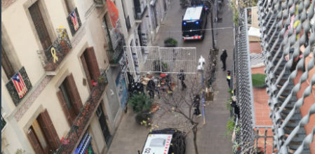 Dispositivo policial ante la casa okupa Ca l'Espina, en el barrio de Gràcia