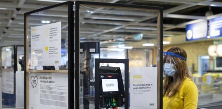 Dependienta de Ikea Valencia trabaja con las nuevas medidas de seguridad por la pandemia del coronavirus