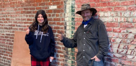 Mikayla junto a un agradecido Sean Currey