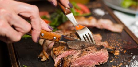 Hombre comiendo carne