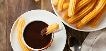 Churros con chocolate.
