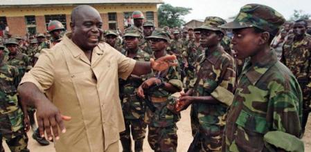 Laurent-Désiré Kabila y sus kadogos, los niños soldados de su ejército de liberación, en 1997.