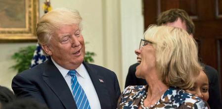 Trabajar para Trump se convierte en una letra escarlata en el currículum