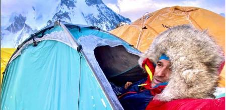 Mingote, junto a una de las tiendas de campañas en uno de los campos bases