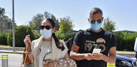 La cantante Isabel Pantoja con su hermano Agustin Pantoja en el aeropuerto de Jerez