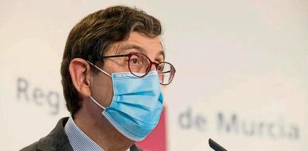 Políticos y cargos públicos tiran de picaresca para colarse en el protocolo de vacunación