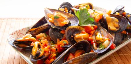 Mejillones con vinagreta de tomates secos y pistachos