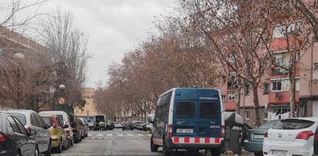 Un furgón de los Mossos d'Esquadra en el barrio de Sant Roc durante la intervención