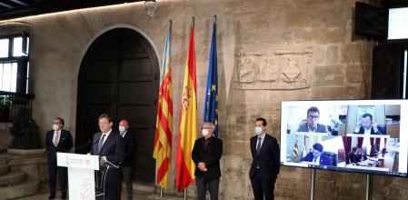 Ximo Puig junto a los alcaldes de las capitales de provincias y presidentes de las diputaciones