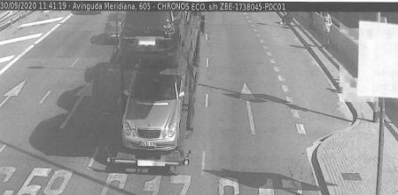 Coche multado en la Zona de Bajas Emisiones pese a que estaba siendo transportado en un camión.