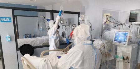Sanitarios atienden a un paciente en la UCI covid de Torrecárdenas JUNTA DE ANDALUCÍA 21/01/2021