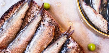 Mejor reducir el consumo de embutidos y apostar por bocadillos o tostadas con sardina, caballa o atún