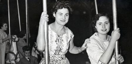 Anna Vilaseca, de joven, a la derecha, con una amiga