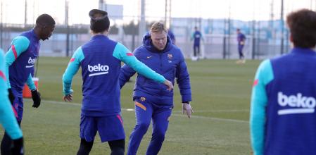 Koeman participa en los rondos como uno más