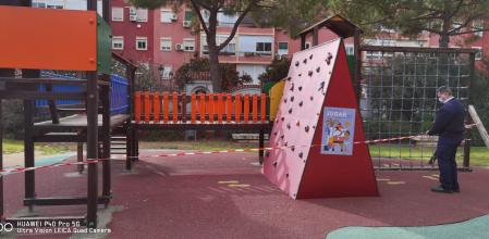 Un parque del barrio de Benicalap de València, precintado por las medidas restrictivas de la pandemia