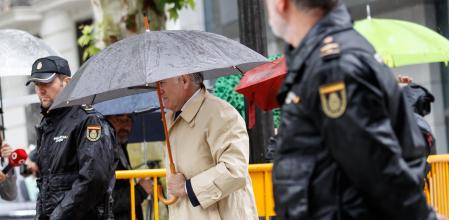El extesorero del PP Luis Bárcenas y su mujer, a llegado en torno las 10.20 horas a la Audiencia Nacional, donde están citados con otros 14 condenados en la trama Gürtel para la celebración de una vistilla de medidas cautelares, en la que la Fiscalía puede pedir su ingreso inmediato en prisión.