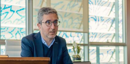 El conseller de Política Territorial, Obras Públicas y Movilidad, Arcadi España, en su despacho de la conselleria