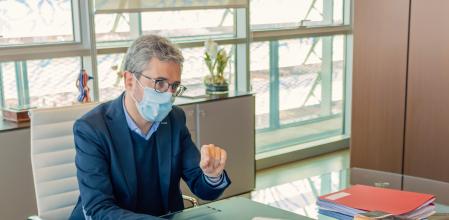 El conseller de Política Territorial, Arcadi España, en su despacho