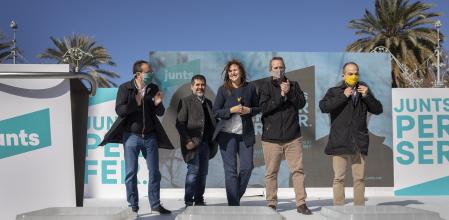 La presidenciable de Junts, Laura Borràs, junto a los líderes independentistas presos del partido, Josep Rull, Jordi Sànchez, Joaquim Forn y Jordi Turull
